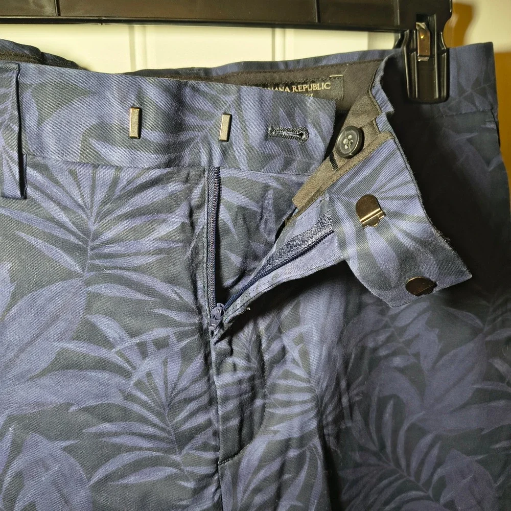 Banana Republic Mens Tapered Fit Chino Pants Navy Blue Palm Leaf Print 32x30
